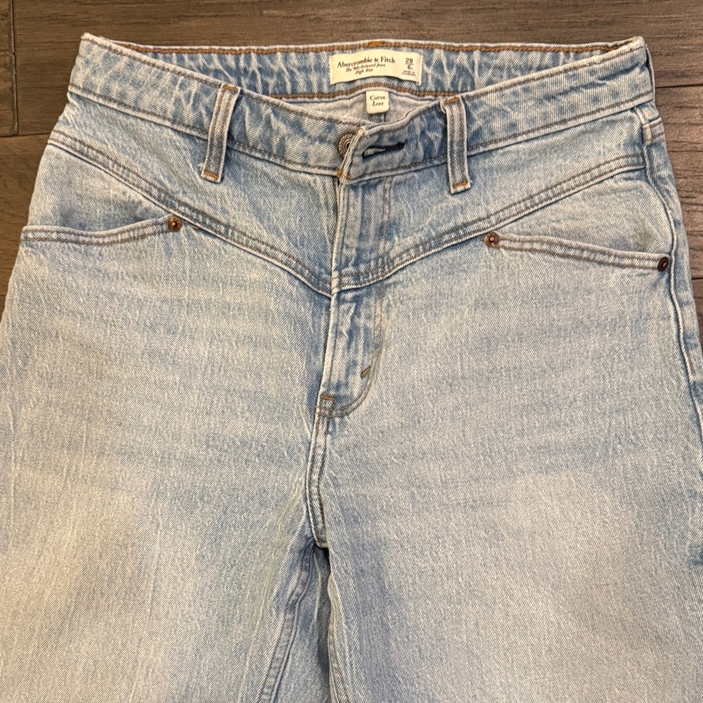 Abercrombie & Fitch Light Wash 90s Relaxed High Rise Jeans - Picture 3 of 5